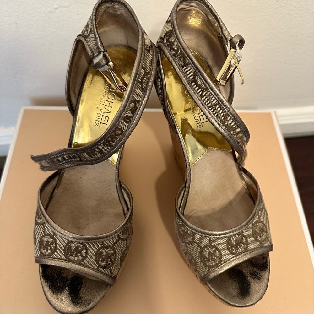 Michael Kors platform iconic lightweight gold cork wedge sandal size 7 - Picture 3 of 10